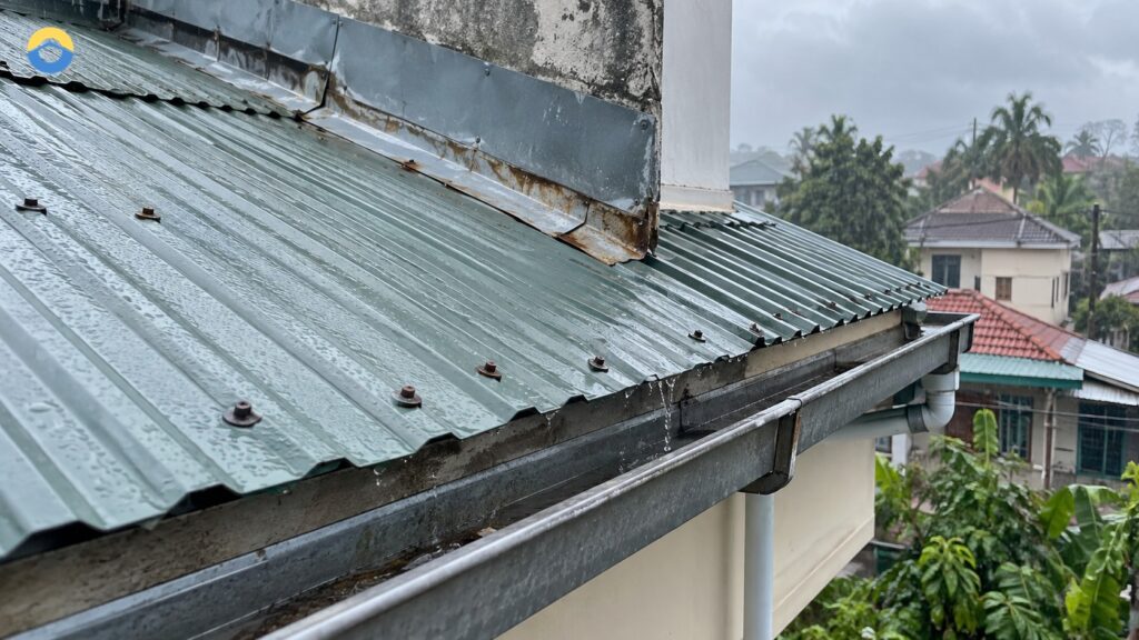 Mái tôn bị dột: khoanh vùng trước khi quyết định vá hay thay mái